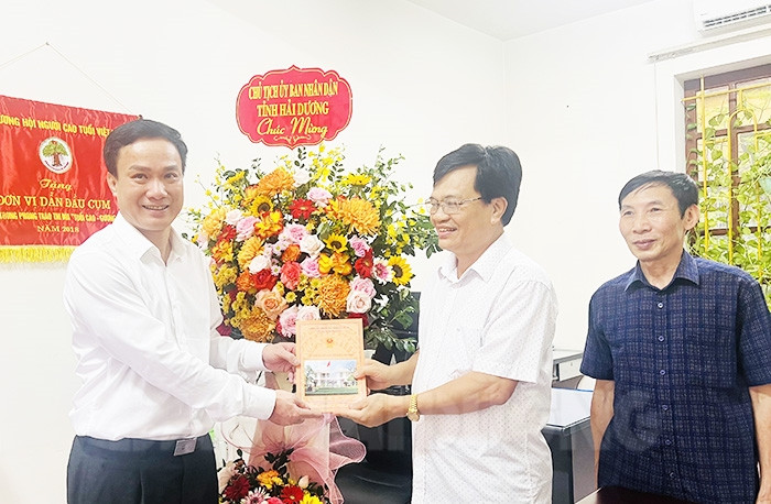 Chủ tịch UBND tỉnh Triệu Thế Hùng thăm, tặng quà Ban Đại diện Hội Người cao tuổi tỉnh 